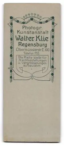 Fotografie Walter Klie, Regensburg, Obermünsterstr. E 100, Elegante Dame in hochgeschlossenem Kleid