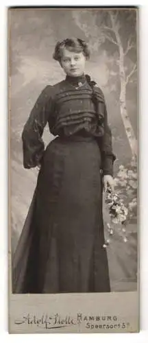 Fotografie Adolf Stolle, Hamburg, Speersort 5, Junge Frau mit Blumenstrauss