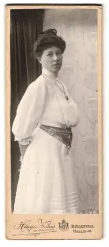 Fotografie Haegu-Hilms, Bielefeld, Elegante Frau in weissem Kleid