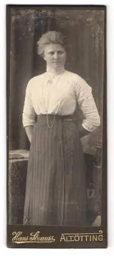 Fotografie Hans Strauss, Altötting, Schlotthammerstr. 1, Porträt einer Frau in eleganter Kleidung