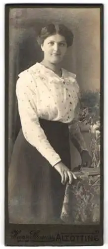 Fotografie Hans Strauss, Altötting, Frau in eleganter Kleidung