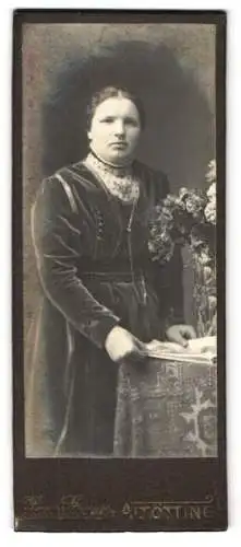 Fotografie Hans Strauss, Altötting, Schlotthammerstr. 1, Frau mit Blumenarrangement