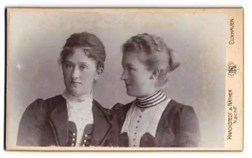 Fotografie Knackstedt &amp Näther, Cuxhaven, Zwei junge Frauen in hochgeschlossenen Kleidern