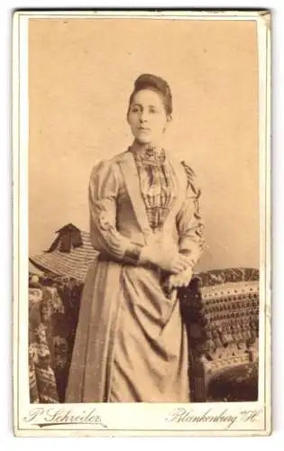 Fotografie P. Schröder, Blankenburg a. H., Am Tummelplatz, Elegante Frau in zeitgenössischer Kleidung