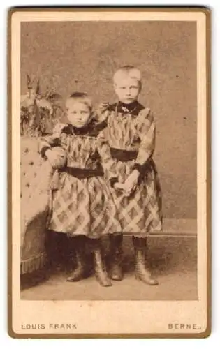 Fotografie Louis Frank, Berne, Zwei Kinder in karierten Kleidern