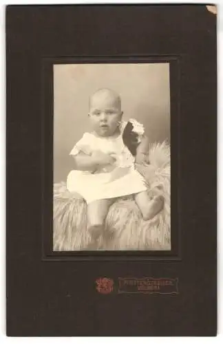 Fotografie H. Ottenstreuer, Velbert, Portrait eines kleinen Kindes in weissem Kleid