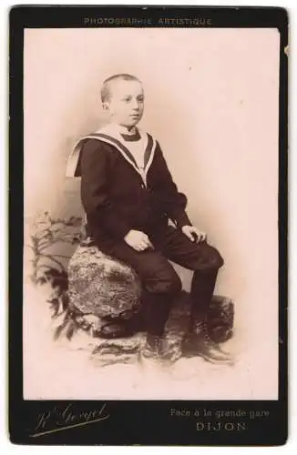 Fotografie R. Gorget, Dijon, Face à la grande gare, Junge in Matrosenanzug