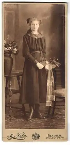 Fotografie Max Fischer, Berlin, Invalidenstrasse 164, Porträt einer jungen Frau mit Blumenarrangement