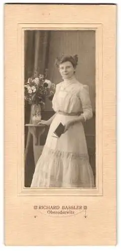 Fotografie Richard Bassler, Oberoderwitz, Frau mit Buch und Blumenarrangement