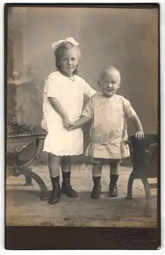 Fotografie D. Vahlendick, Kellinghusen, Zwei Kinder Hand in Hand