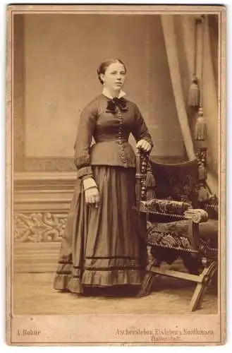 Fotografie Albert Bohne, Aschersleben, Markt 25, Dame im eleganten Kleid mit Stuhl