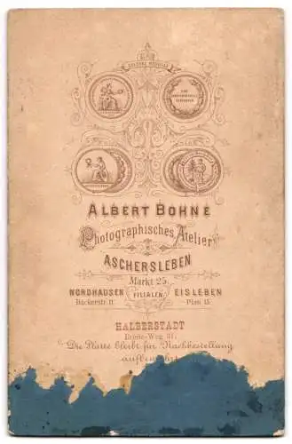 Fotografie Albert Bohne, Aschersleben, Markt 25, Dame im eleganten Kleid mit Stuhl