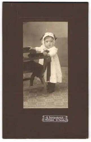 Fotografie G. Schlenkrich, Mülsen St. Jacob, Kleinkind in weissem Gewand