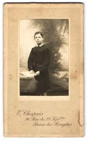 Fotografie E. Chapuis, Bécon-les-Bruyères, 96 Rue du 22 Septembre, Porträt eines jungen Mädchens