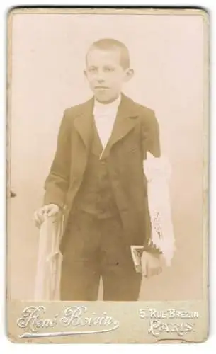 Fotografie René Boivin, Paris, Rue Brézin 5, Porträt eines Jungen mit Buch