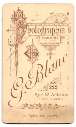 Fotografie G. Blanc, Paris, Rue St. Antoine 222, Portrait einer Frau im hochgeschlossenen Kleid