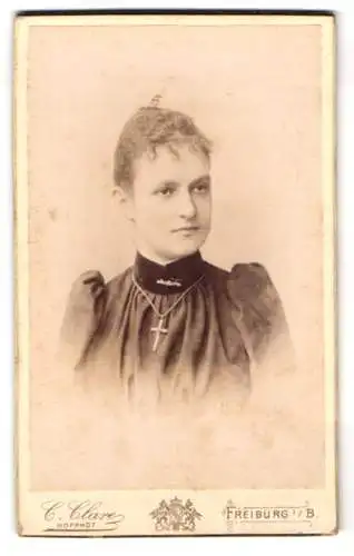 Fotografie C. Clare, Freiburg, Porträt einer Dame mit Kreuzkette