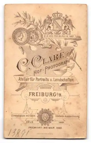 Fotografie C. Clare, Freiburg, Porträt einer Dame mit Kreuzkette