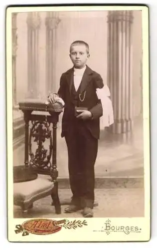 Fotografie Abel, Bourges, Place Jacques Coeur, Junge mit Buch und Schleife