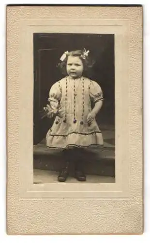 Fotografie unbekannter Fotograf und Ort, Kleines Mädchen mit Haarschleifen