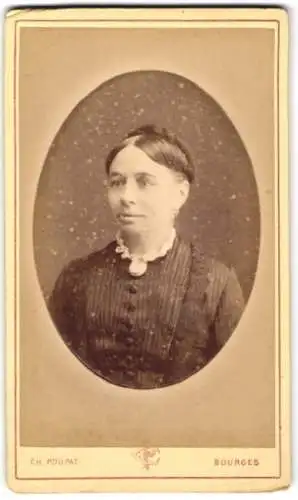 Fotografie Ch. Poupat, Bourges, Place Jacques Coeur, Porträt einer Frau