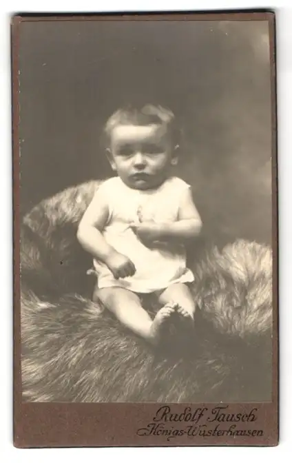 Fotografie Rudolf Tausch, Königs-Wusterhausen, Porträt eines Kleinkindes auf Fell 0