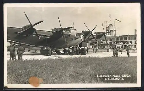 AK Schkeuditz, Vier-Propeller-Maschine Generalfeldmarschall von Hindenburg auf dem Flughafen Halle /Leipzig