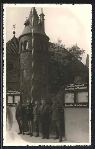 Foto-AK Hameln, Stürmer-Schaukasten mit SA-Wachposten vor der Synagoge
