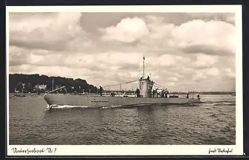 AK U-Boot U7 mit Matrosen an Deck in Küstennähe