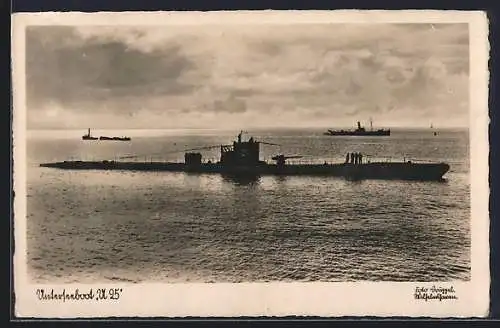 AK U-Boot U 25 auf hoher See, Kriegsmarine, im Hintergrund ein Dampfer