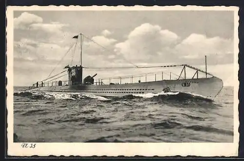 AK U-Boot U35 der Kriegsmarine pflügt durchs offene Meer