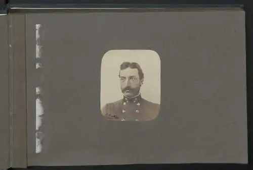 Fotoalbum mit 28 Fotografien auf Salzpapier und 2 Handzeichnungen, 1861, K.u.K. Soldaten Fotografiert von Oblt. Rossetti