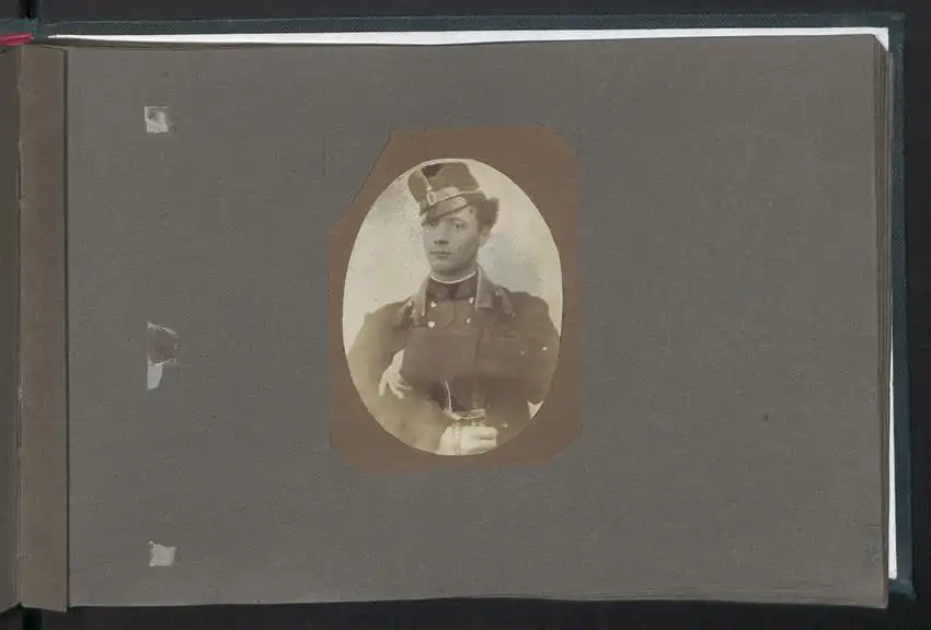 Fotoalbum mit 28 Fotografien auf Salzpapier und 2 Handzeichnungen, 1861, K.u.K. Soldaten Fotografiert von Oblt. Rossetti 28
