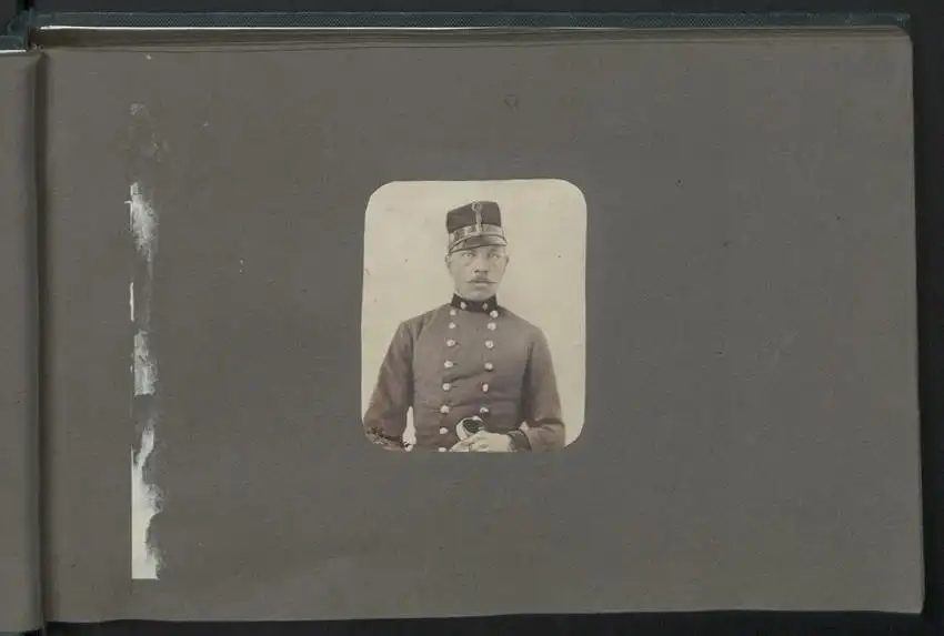 Fotoalbum mit 28 Fotografien auf Salzpapier und 2 Handzeichnungen, 1861, K.u.K. Soldaten Fotografiert von Oblt. Rossetti 3