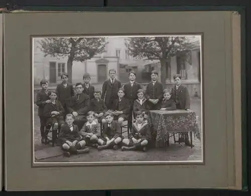 Fotoalbum mit 17 Fotografien,1924-1925 Kathol. Knabenschule der Kathedrale Chartres, junge Knaben mit gestlichen Lehrern