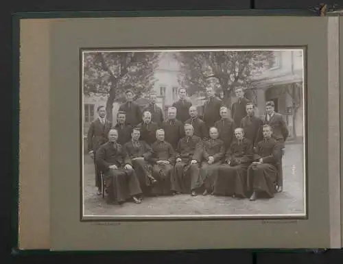 Fotoalbum mit 17 Fotografien,1924-1925 Kathol. Knabenschule der Kathedrale Chartres, junge Knaben mit gestlichen Lehrern