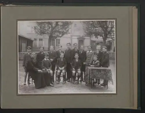 Fotoalbum mit 17 Fotografien,1924-1925 Kathol. Knabenschule der Kathedrale Chartres, junge Knaben mit gestlichen Lehrern