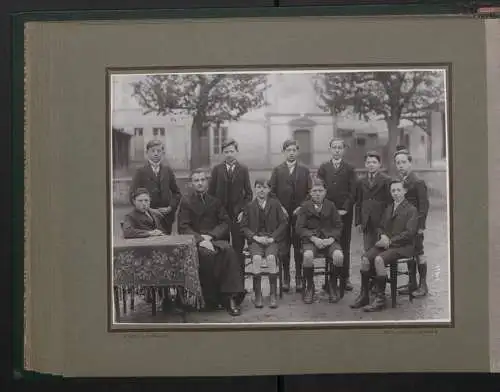 Fotoalbum mit 17 Fotografien,1924-1925 Kathol. Knabenschule der Kathedrale Chartres, junge Knaben mit gestlichen Lehrern