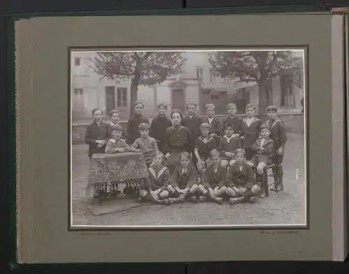 Fotoalbum mit 17 Fotografien,1924-1925 Kathol. Knabenschule der Kathedrale Chartres, junge Knaben mit gestlichen Lehrern