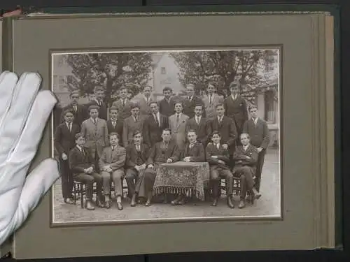 Fotoalbum mit 17 Fotografien,1924-1925 Kathol. Knabenschule der Kathedrale Chartres, junge Knaben mit gestlichen Lehrern