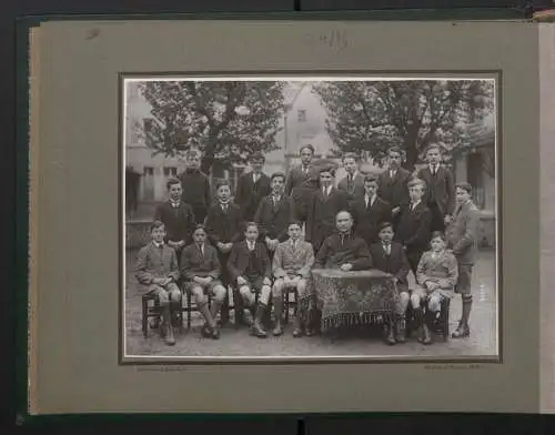 Fotoalbum mit 17 Fotografien,1924-1925 Kathol. Knabenschule der Kathedrale Chartres, junge Knaben mit gestlichen Lehrern