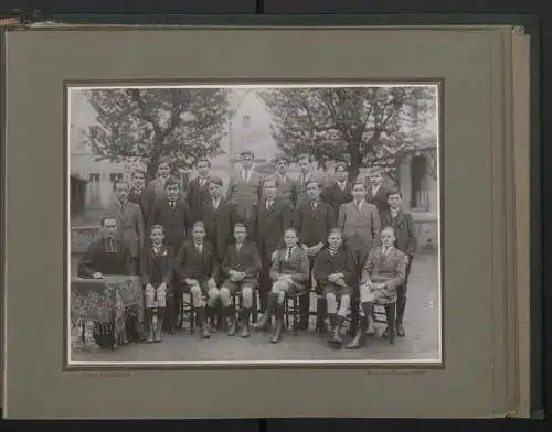 Fotoalbum mit 17 Fotografien,1924-1925 Kathol. Knabenschule der Kathedrale Chartres, junge Knaben mit gestlichen Lehrern