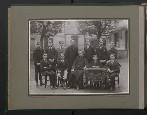 Fotoalbum mit 17 Fotografien,1924-1925 Kathol. Knabenschule der Kathedrale Chartres, junge Knaben mit gestlichen Lehrern