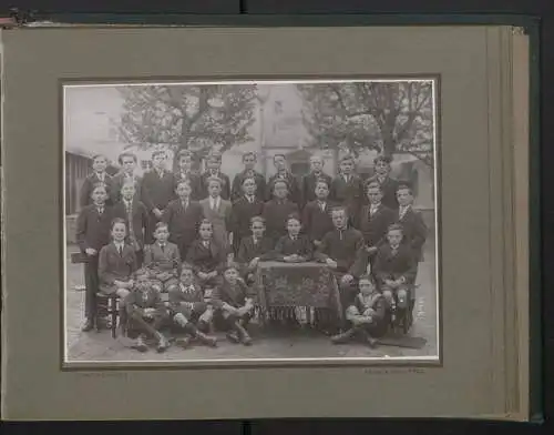 Fotoalbum mit 17 Fotografien,1924-1925 Kathol. Knabenschule der Kathedrale Chartres, junge Knaben mit gestlichen Lehrern