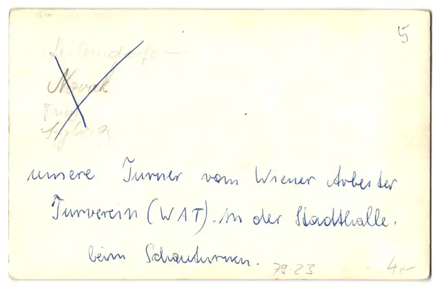 Fotografie unbekannter Fotograf und Ort, Turner vom Wiener Arbeiter Turnverein (WAT) in der Stadthalle, im Turnerdress 1