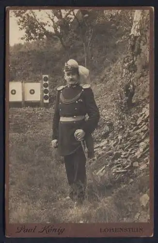 Fotografie Paul König, Lobenstein, sächsischer Jäger in Uniform mit Tschako und Epauletten am Schiessstand