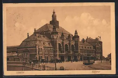 AK Lübeck, Strassenbahn vor dem Bahnhof