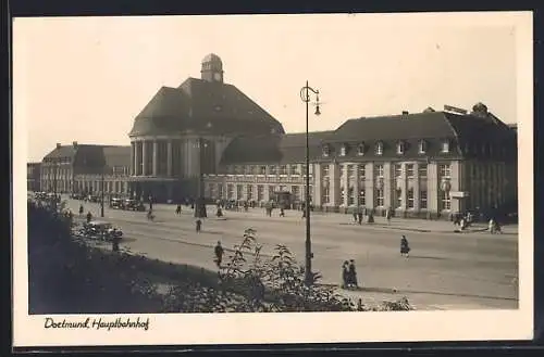 AK Dortmund, Hauptbahnhof mit Autos und Passanten