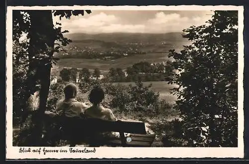 AK Hemer /Sauerland, Ortsansicht von einem Aussichtspunkt aus, mit Paar auf einer Bank