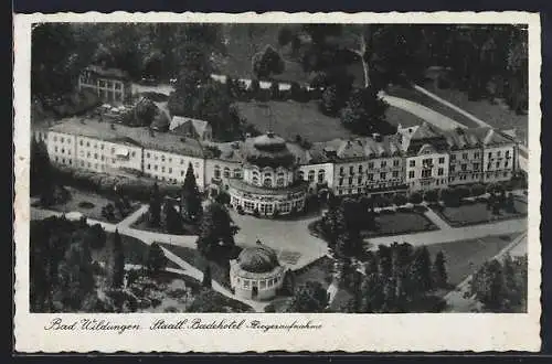 AK Bad Wildungen, Fliegeraufnahme vom Staatl. Badehotel